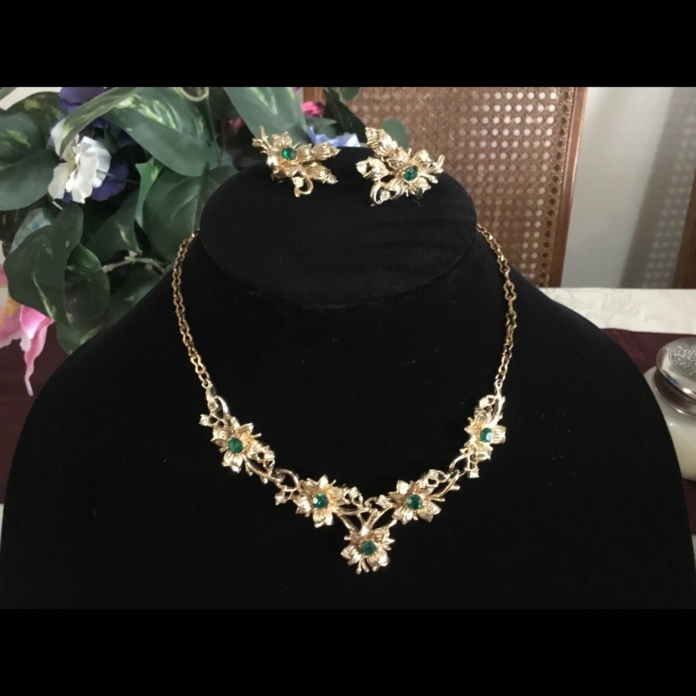 🌹HOST PICK🌹 BEAUTIFUL VINTAGE GOLD EMERALD SET WITH CLIP EARRINGS